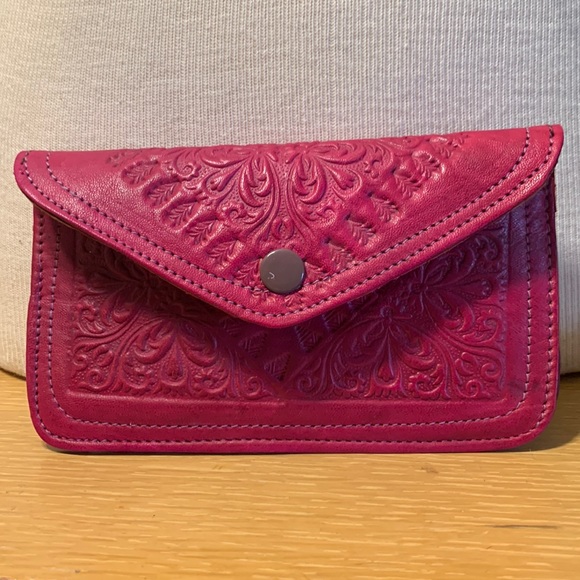 BARBIE PINK FUSCHIA MAGENTA TOOLED LEATHER WALLET PASSPORT CASE - Picture 1 of 9